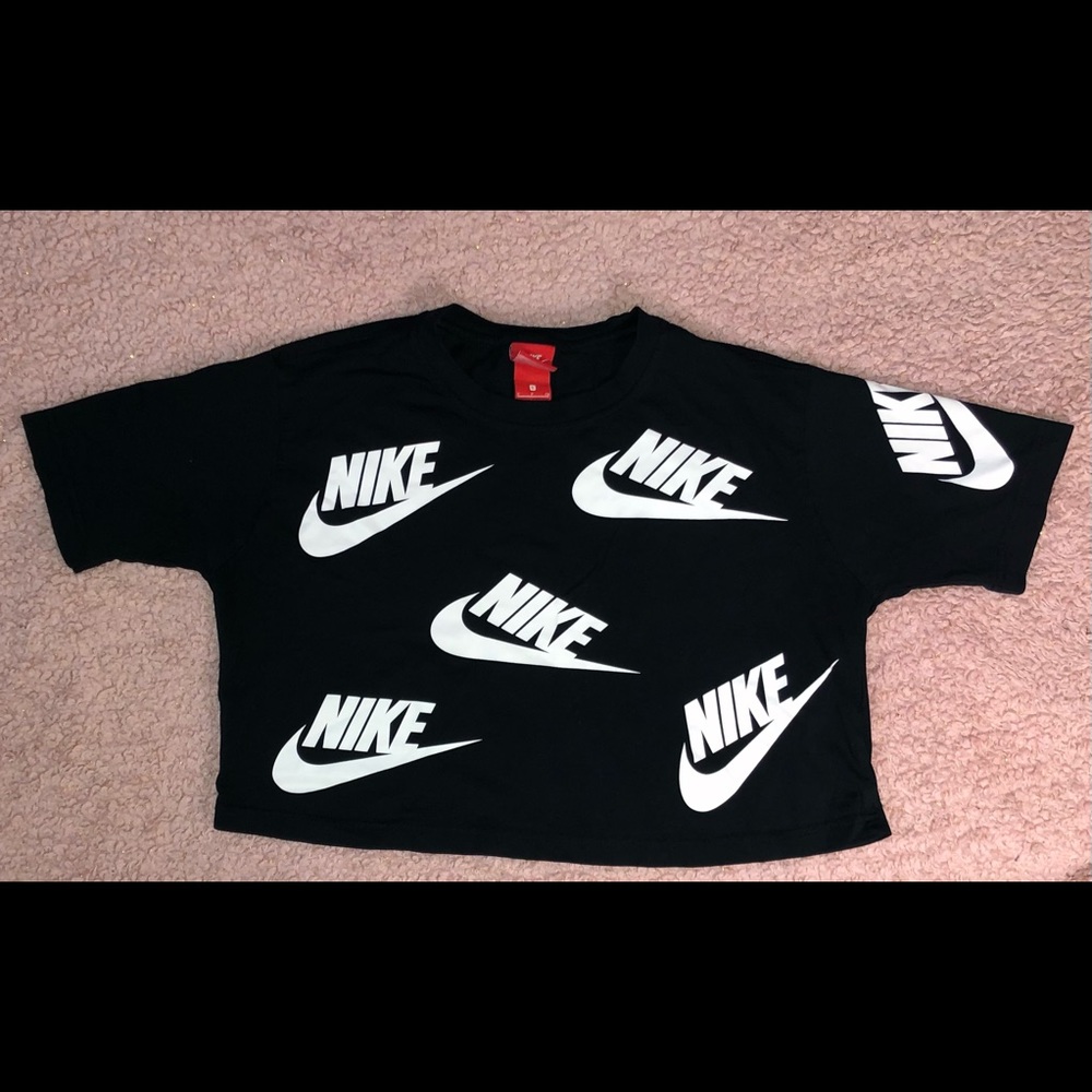 WOMEN’S SIZE SMALL CROPPED NIKE TOP